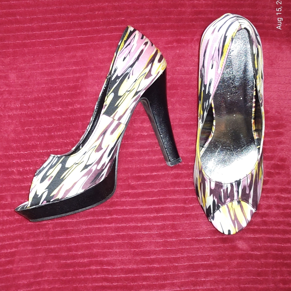 Women's pink heels size 8